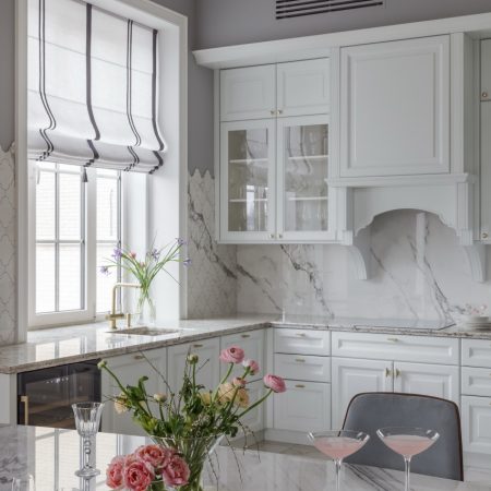 Белая кухня, в классическом стиле